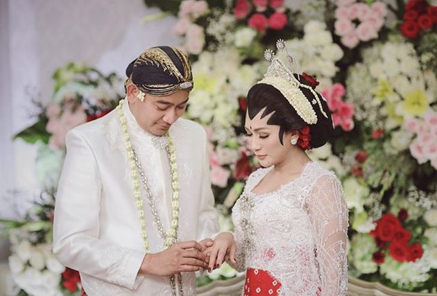 Resmi Menikah Dengan Brotoseno, Ini Dia 5 Potret Tata Janeeta Perlihatkan Foto Pernikahan